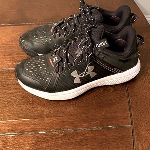 Boys size 4 turf shoes baseball